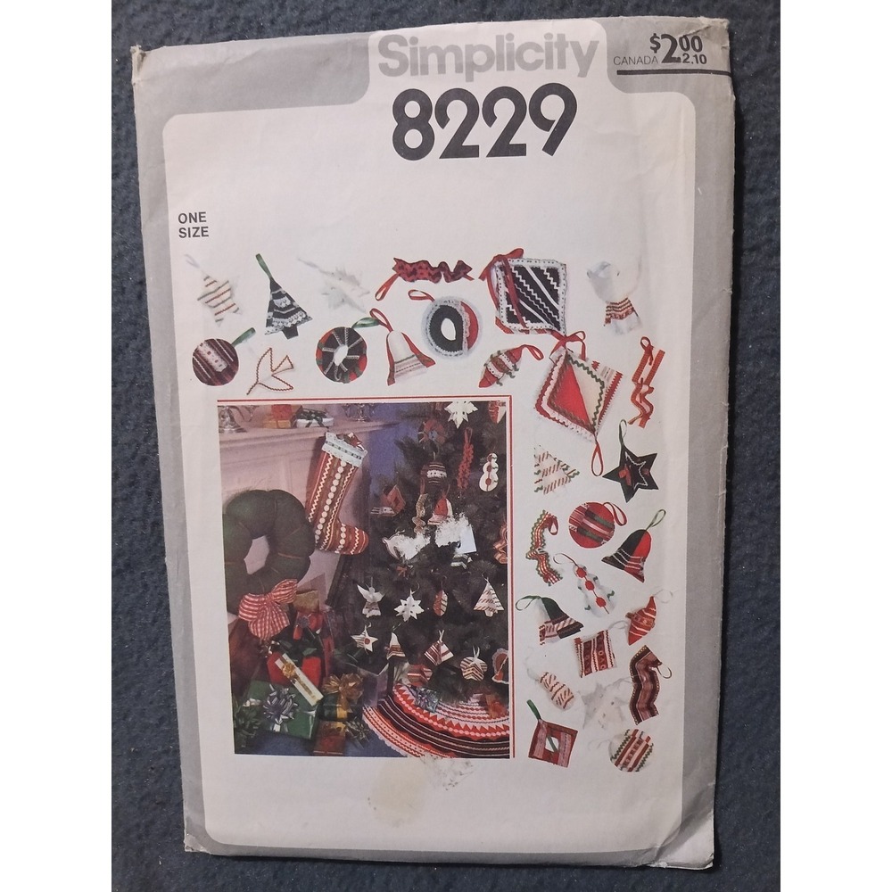 Simplicity 8229 Sewing Pattern Christmas Tree Skirt Stocking Ornaments Wreath